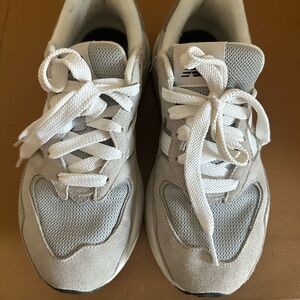 New balance 5740s. Women’s SZ 8, Big Kid 6.5. Used- good condition.